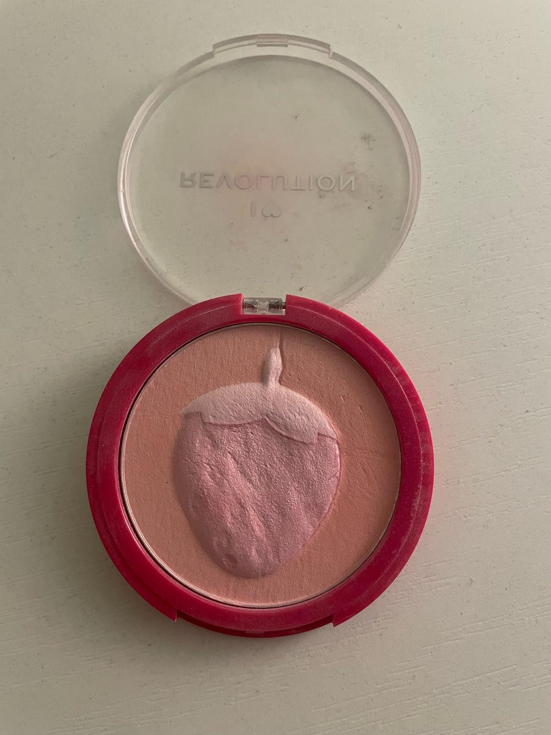 I Heart Revolution I Heart Revolution румяна Soft Shimmer Blusher Strawberry — фото 2