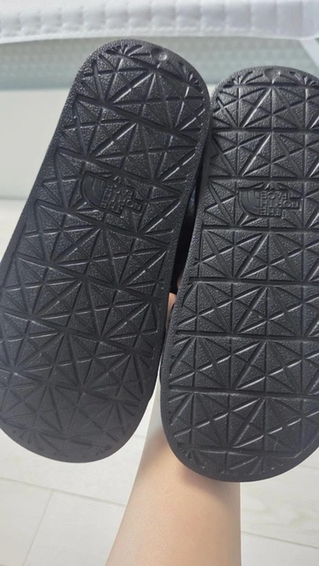 The North Face детские сандалии The North Face Twinkly Sandal черного цвета с блестящим покрыти — фото 2