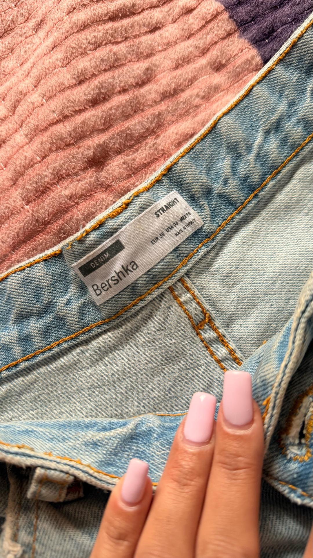 Bershka Джинсы Bershka с нашивками — фото 2