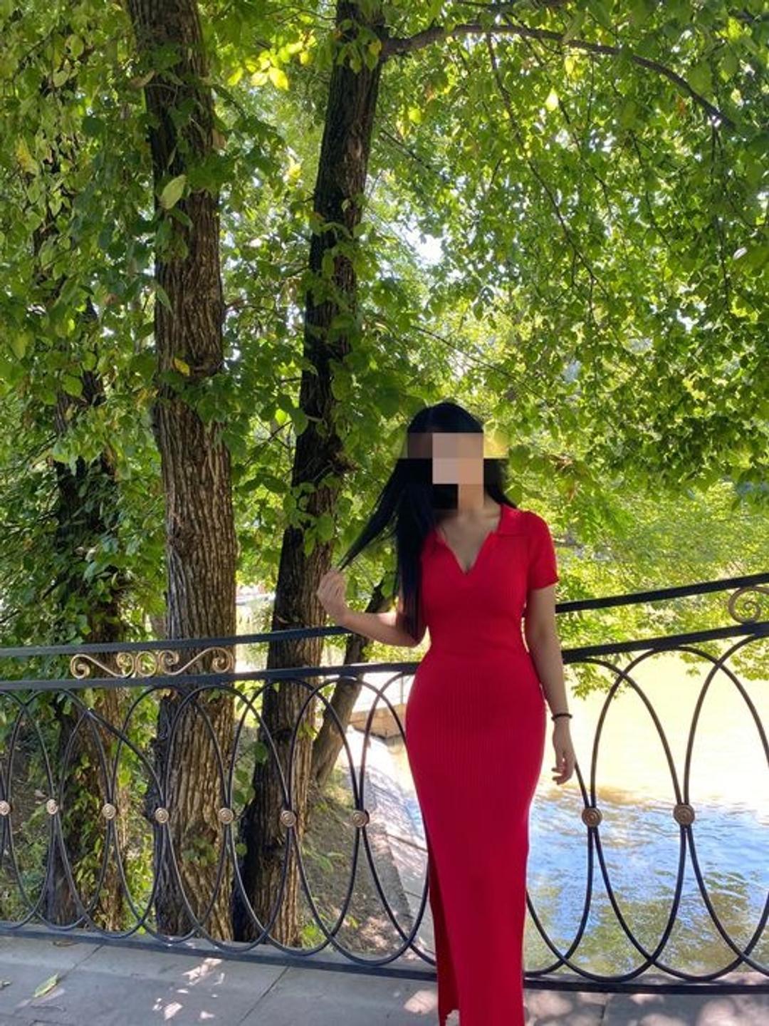 Нет бренда Красное трикотажное платье макси в рубчик — фото 2