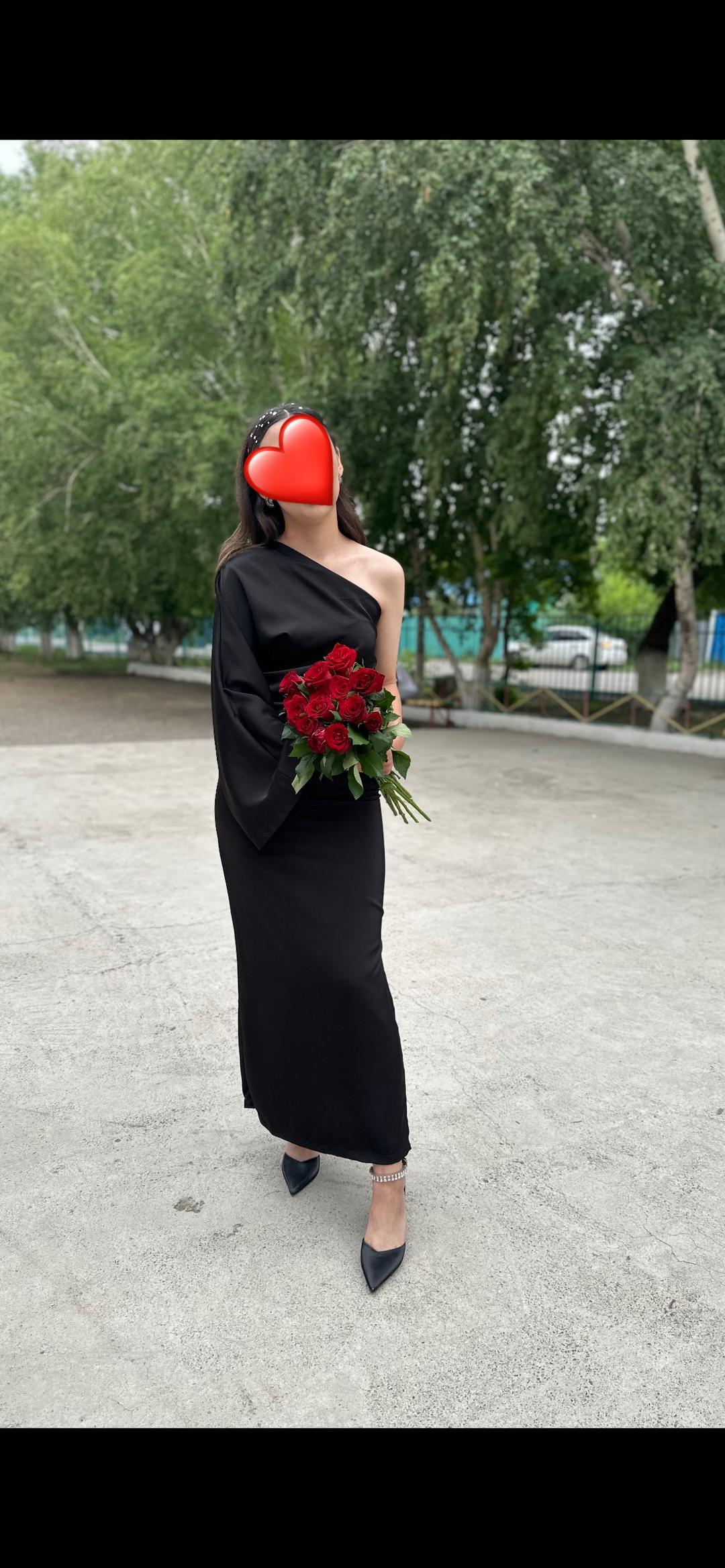 Нет бренда Черное вечернее платье макси на одно плечо — фото 2