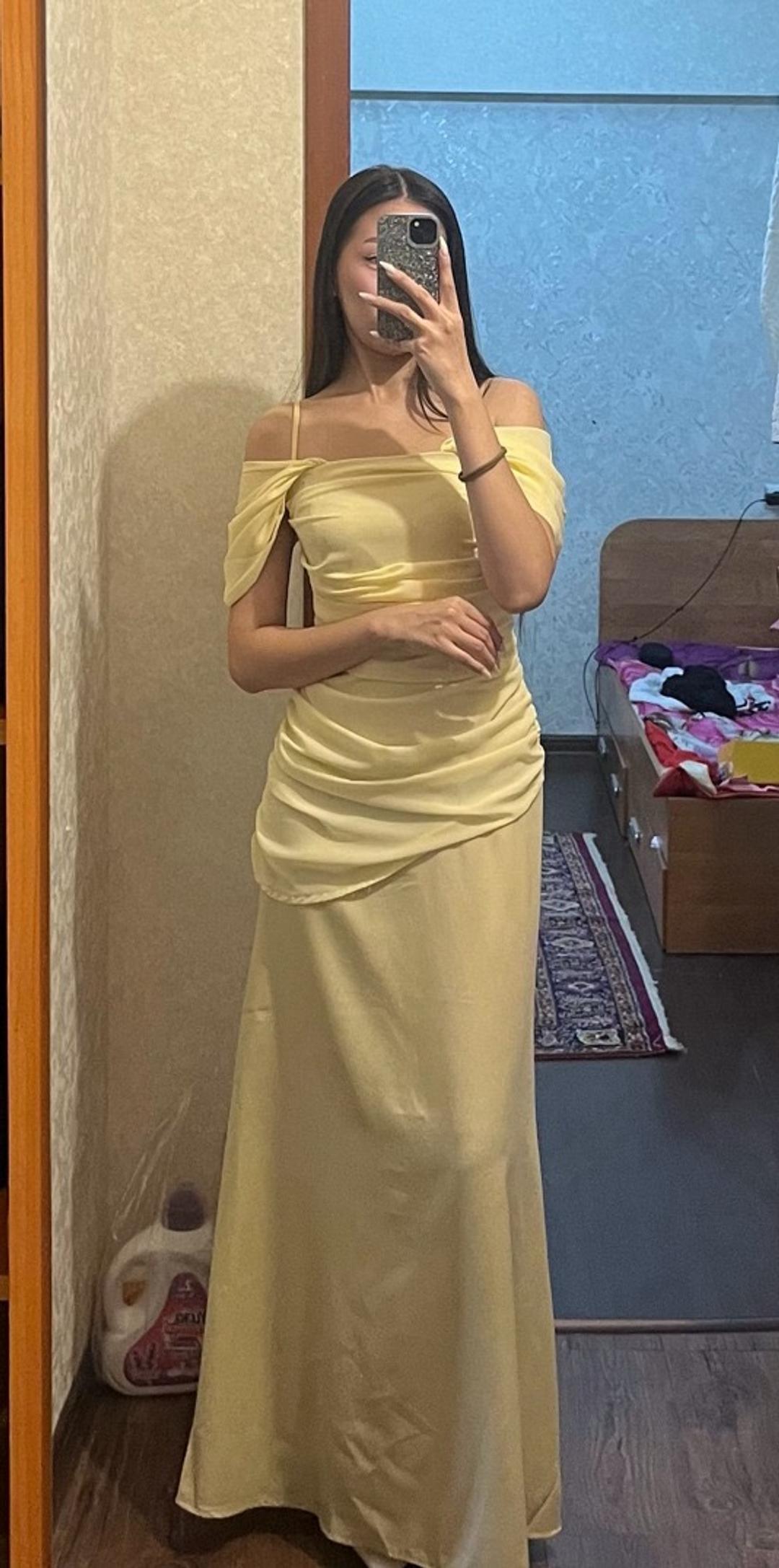 Вечернее нежное платье в пол с открытыми плечами на лямках — фото 2