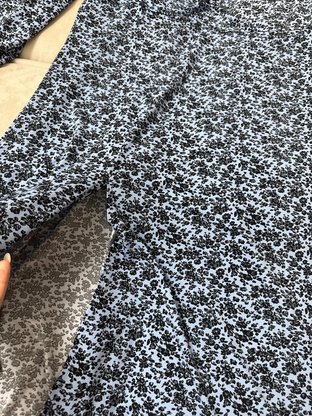 Zara Платье с цветочным принтом и разрезом V образный воротник передняя часть — фото 2