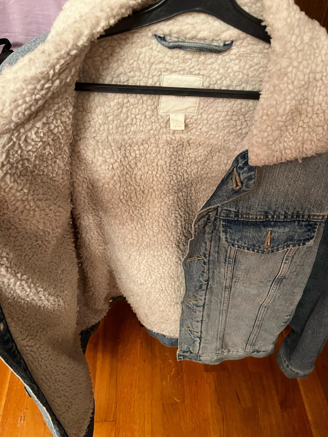 H&M Джинсовая куртка H&M с меховой подкладкой — фото 2