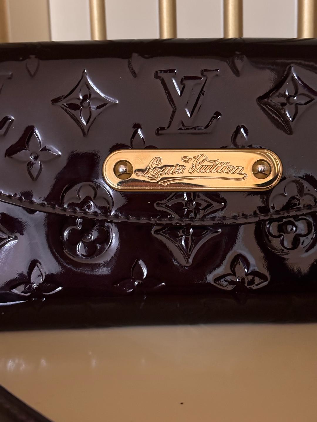 Louis Vuitton LOUIS VUITTON, Sunset, бордовая сумка с короткими ручками из лакированной кожи — фото 2