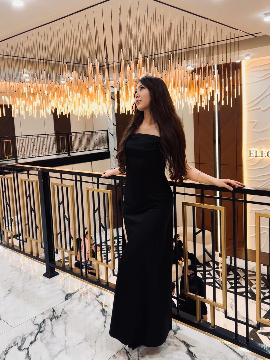 Черное вечернее платье с открытыми плечами — фото 2