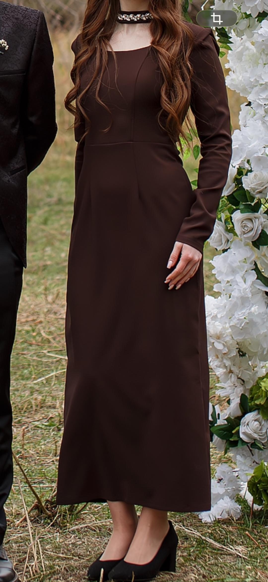 Нет бренда Коричневое платье с длинным рукавом и декоративным воротником — фото 2
