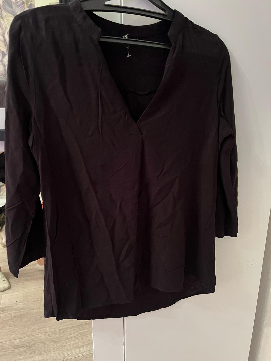 H&M Черная блузка с V-образным вырезом — фото 2