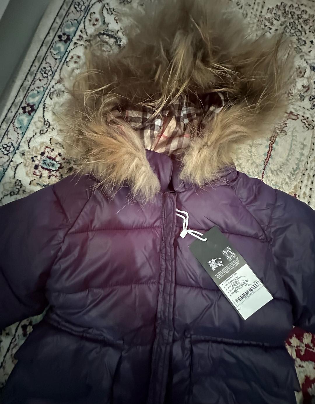 Burberry Детский пуховик-комбинезон Burberry с капюшоном и мехом — фото 2