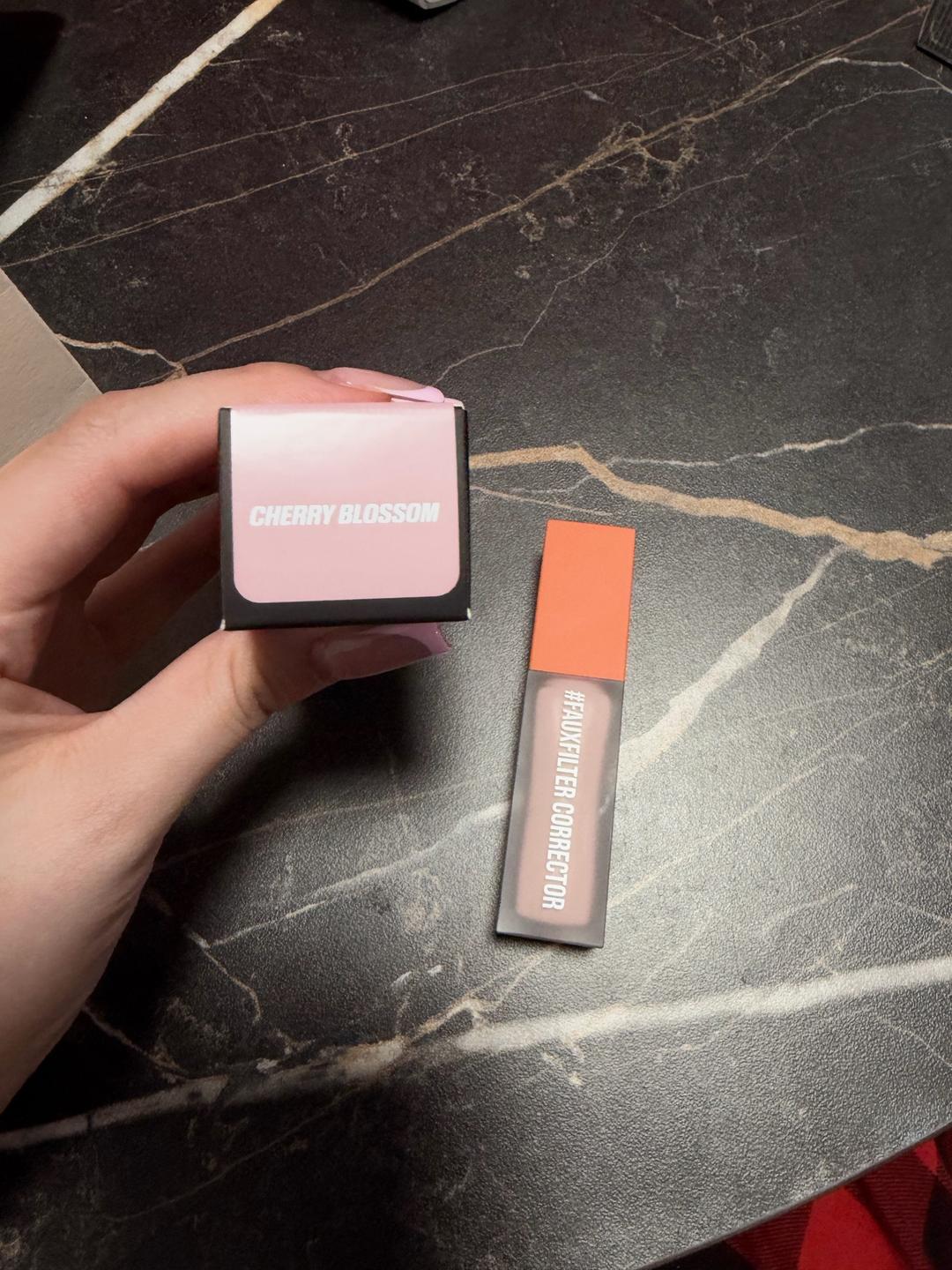 Huda Beauty Huda Beauty корректор Fauxfilter — фото 2