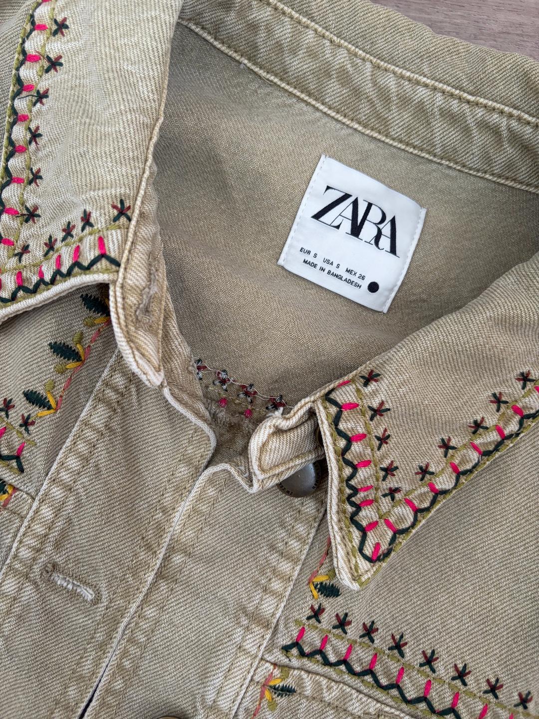 Zara Джинсовая куртка ZARA с вышивкой — фото 2