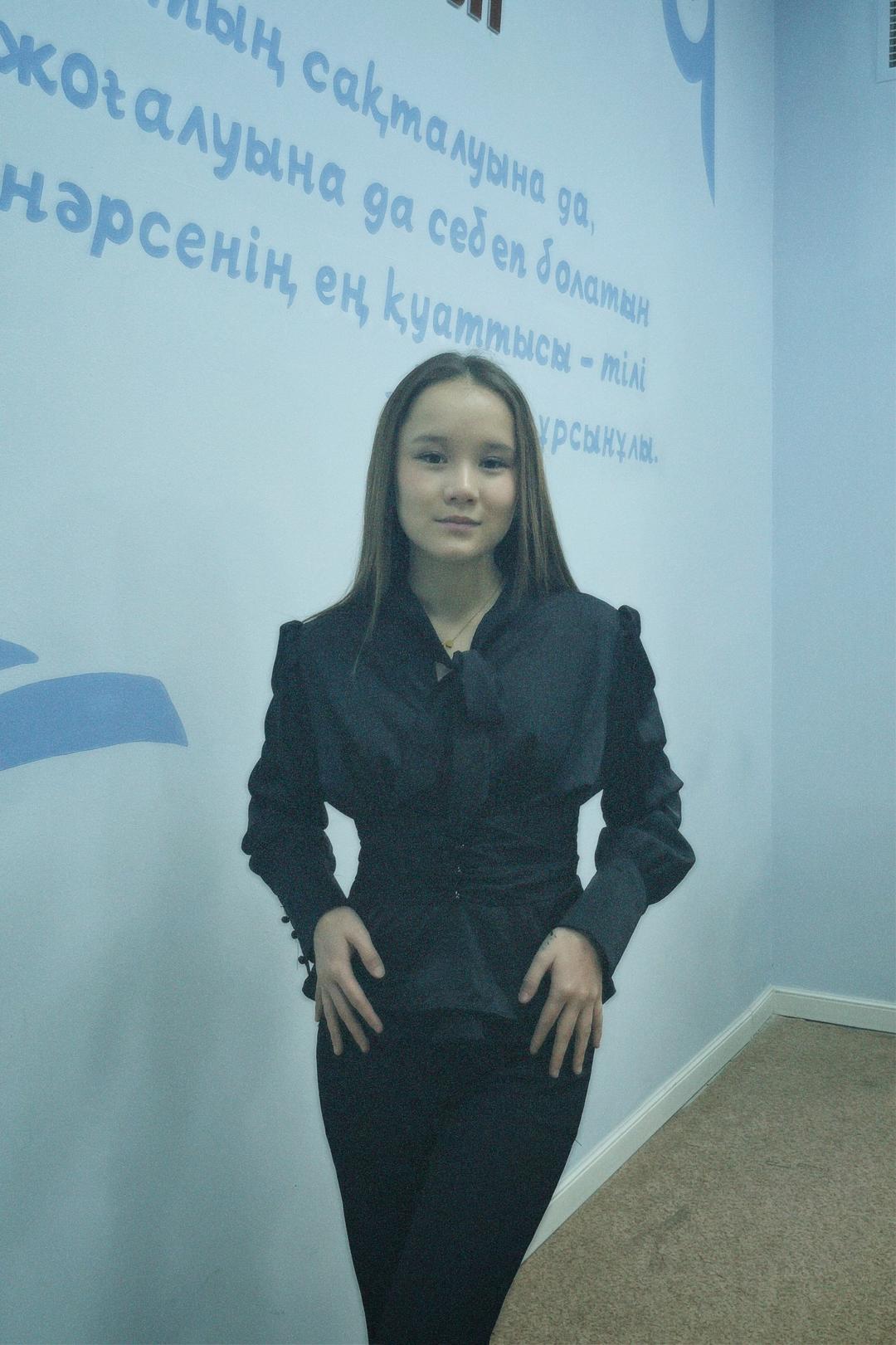 Нет бренда Черная блуза с объемными рукавами и бантом — фото 2
