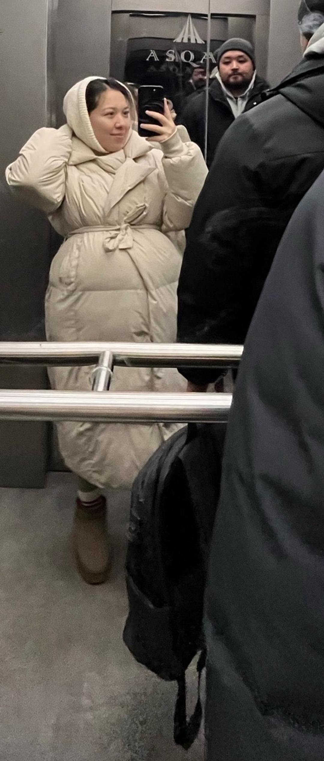 Женский пуховик бежевого цвета — фото 2