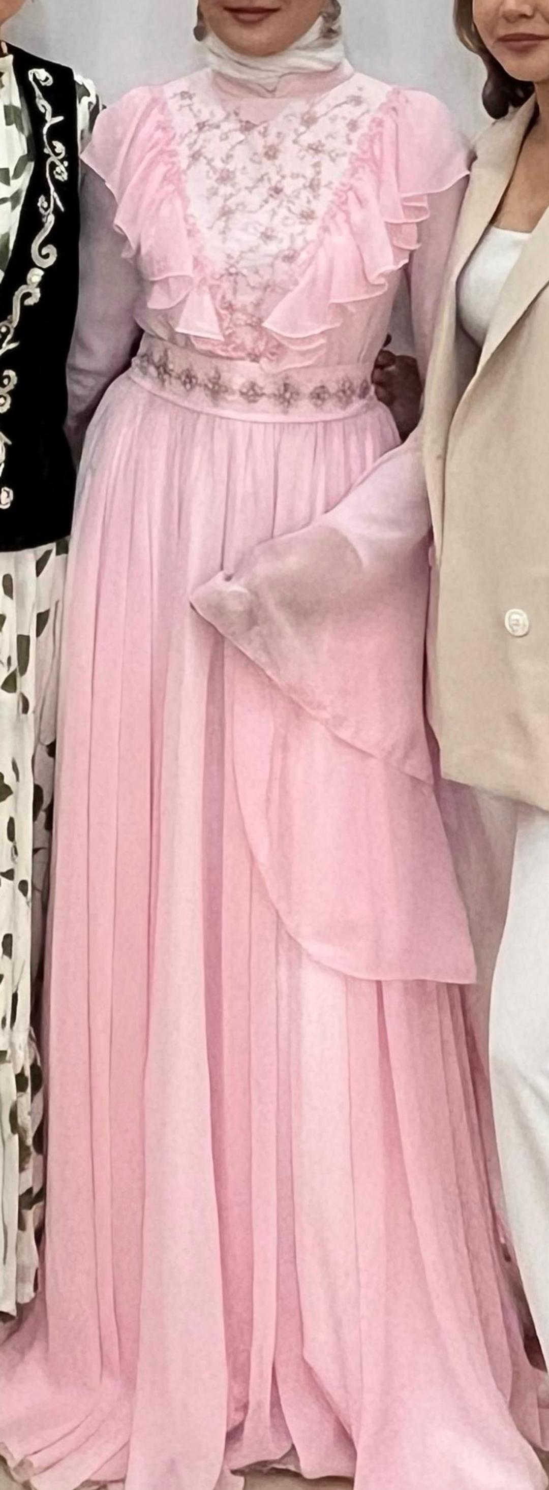 kausar_atelier Длинное платье с воланами и декоративной вышивкой — фото 2