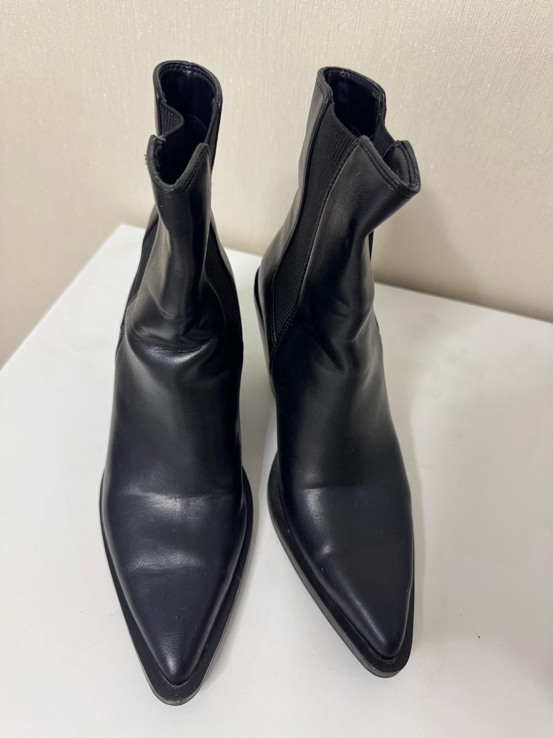Zara Кожаные ботильоны Zara с острым носом и эластичными вставками. — фото 2