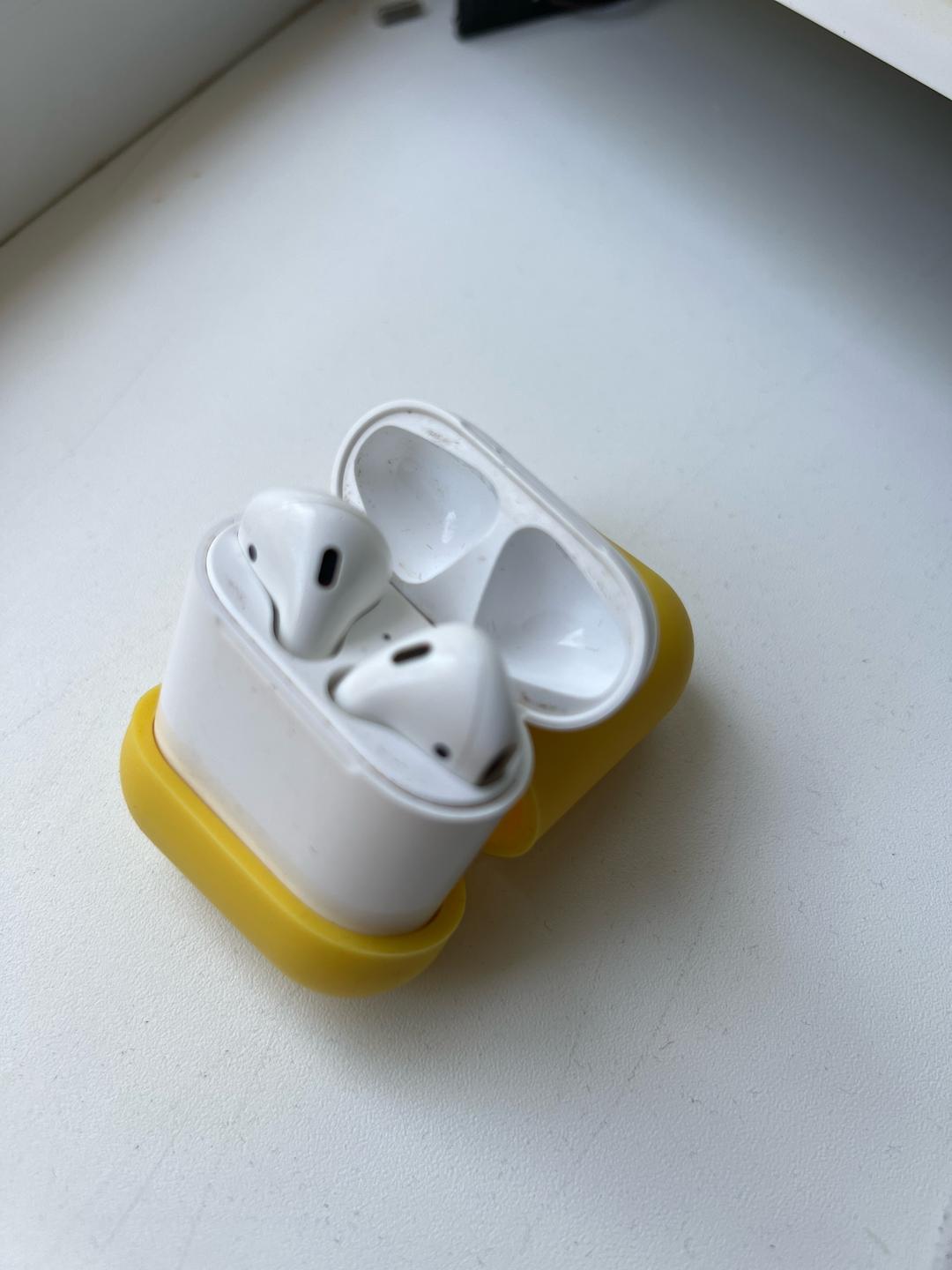 Apple Наушники Apple AirPods 2-го Поколения в чехле — фото 2