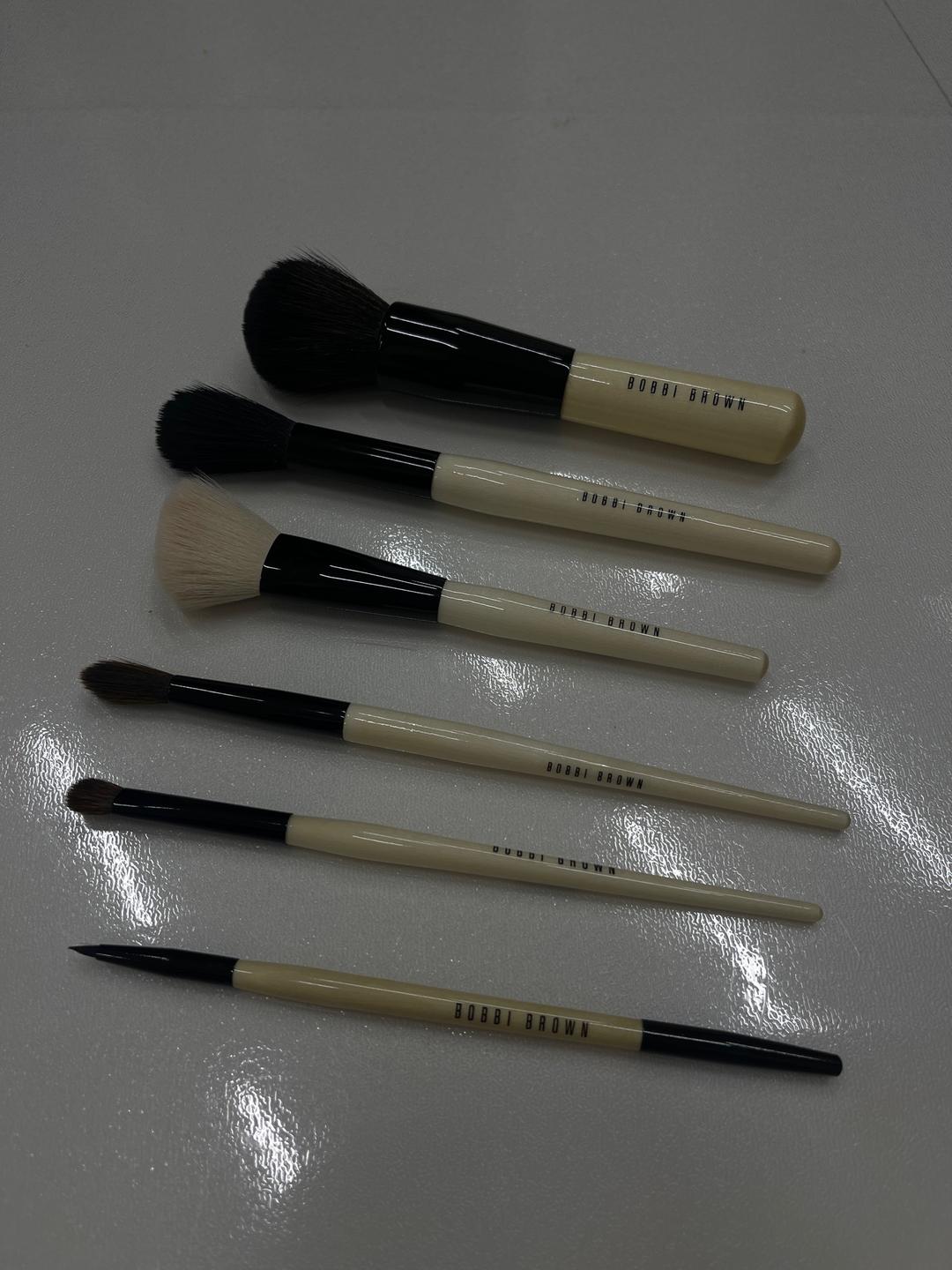 Bobbi Brown Набор кистей для макияжа Bobbi Brown с чехлом — фото 2