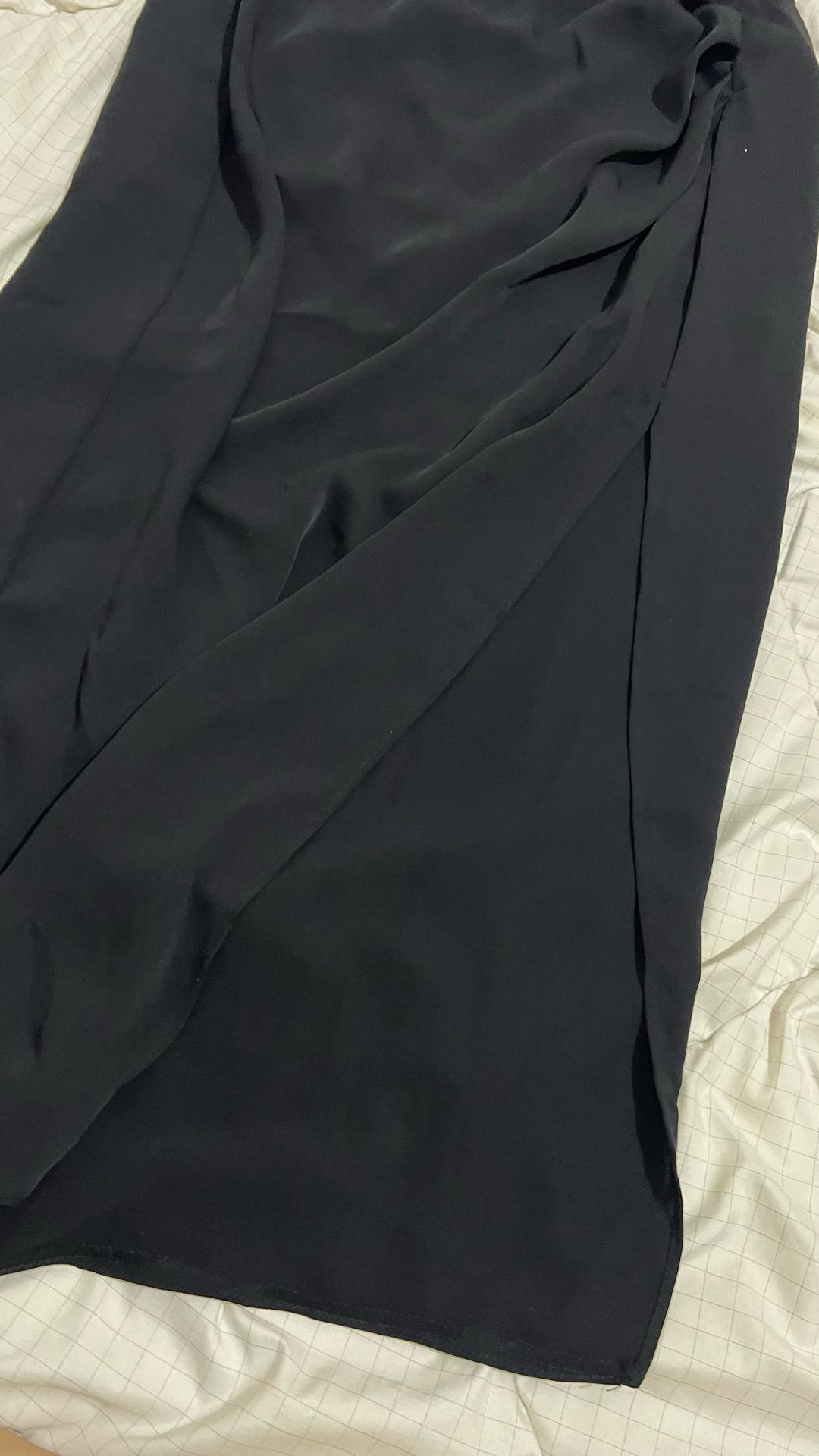 Mango 🖤 Чёрная юбка Mango с вырезом — стиль и минимализм — фото 2