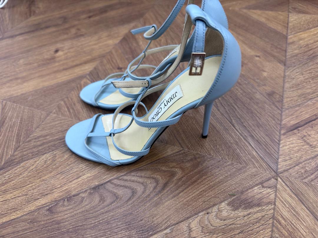 Jimmy Choo Женские босоножки Jimmy Choo, голубые, на каблуке с тонкими ремешками — фото 2