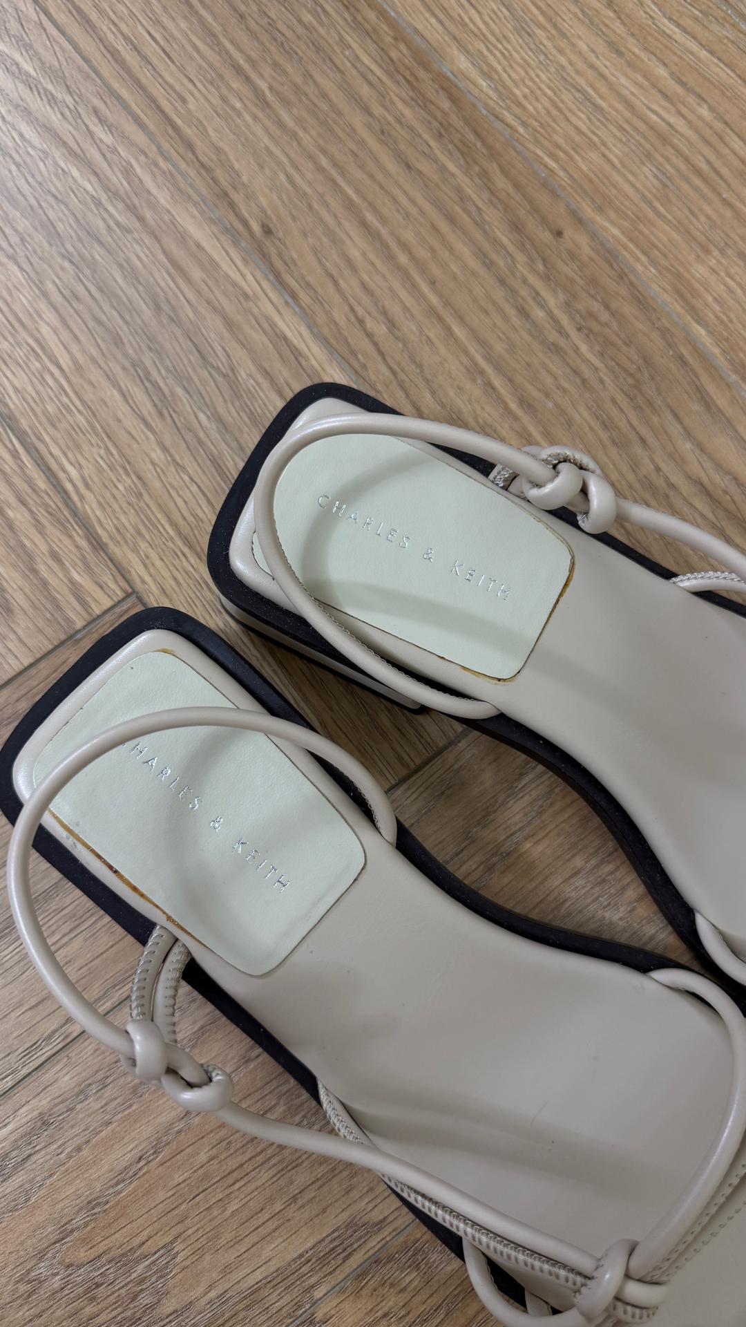 Charles & Keith Босоножки Charles and Keith на плоском ходу. — фото 2