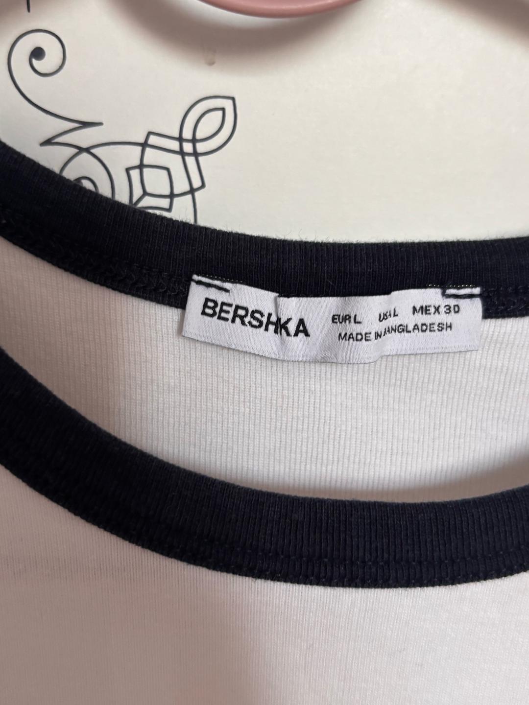 Bershka Футболка Bershka белая с контрастной окантовкой — фото 2