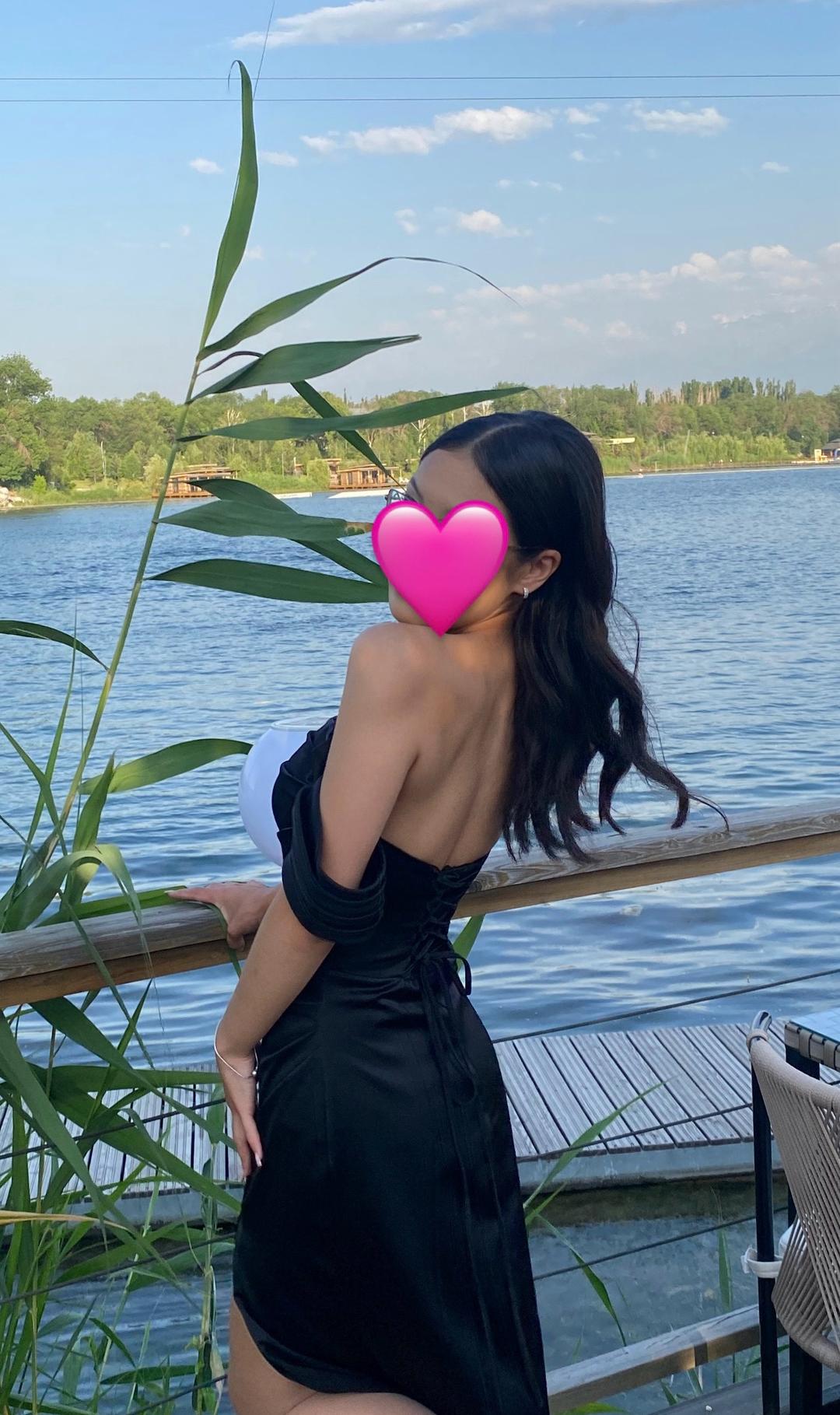 Нет бренда Вечернее платье макси с открытыми плечами и разрезом — фото 2