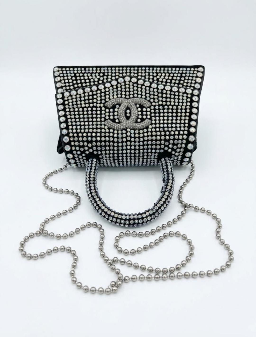 Chanel Эффектная вечерняя сумочка со стразами и цепочкой — фото 2