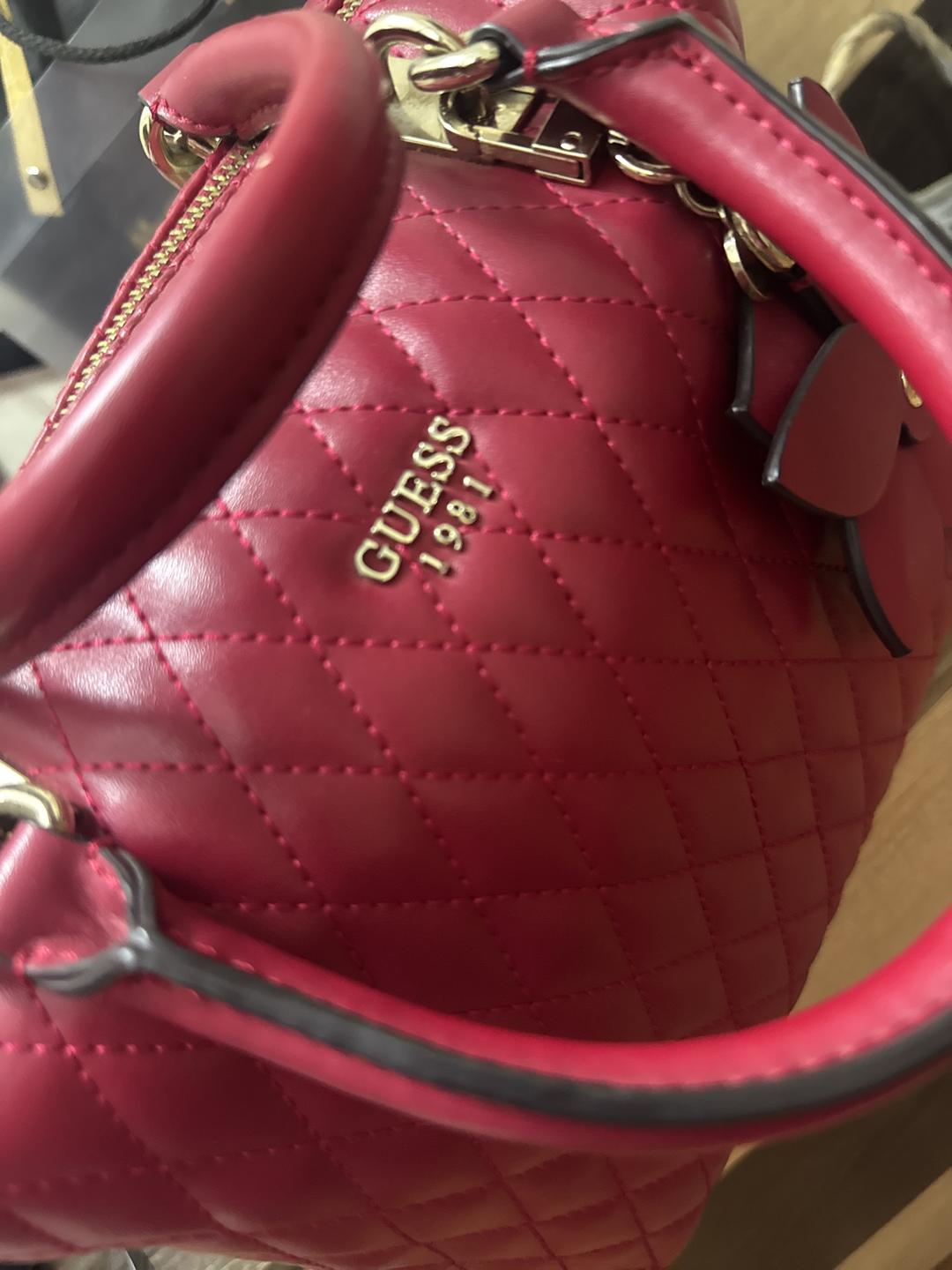 GUESS Стеганая сумка Guess с подвеской-цветком — фото 2
