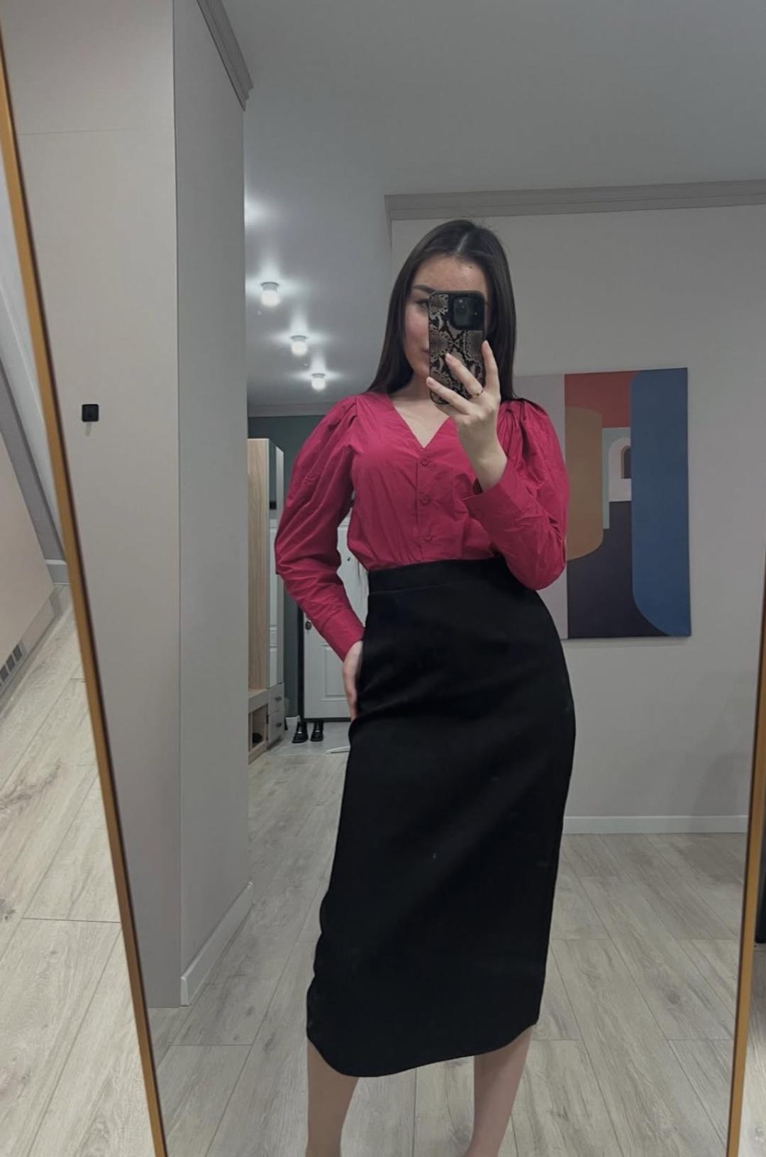 Mango Стильная розовая блузка,класическая черная юбка — фото 2