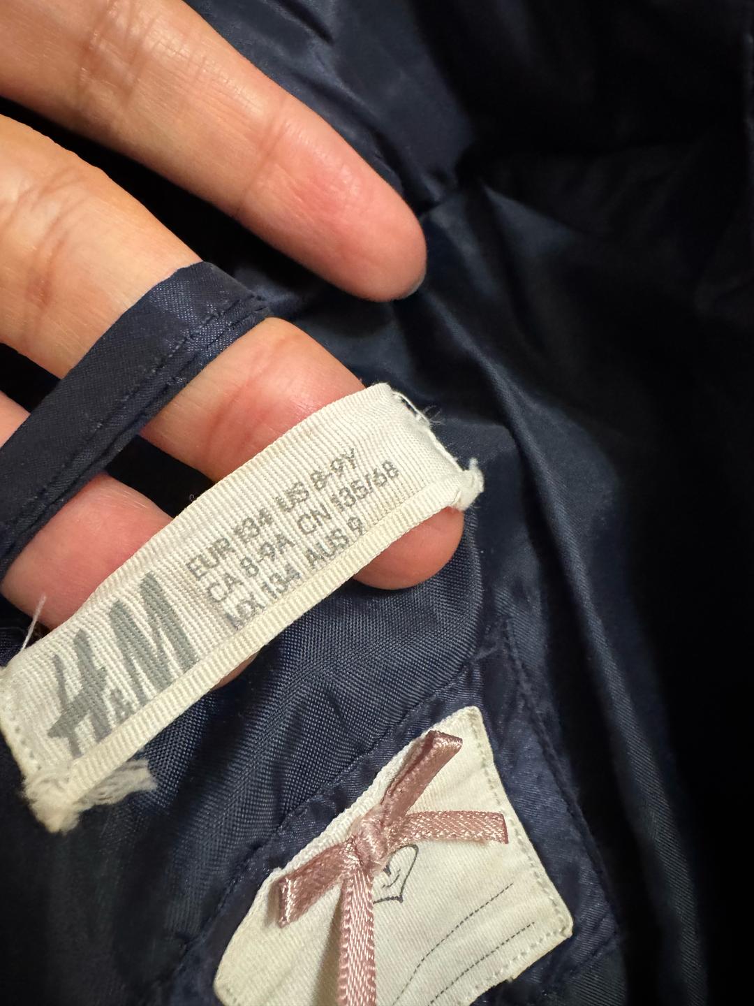 H&M Черная стеганая куртка с капюшоном — фото 2