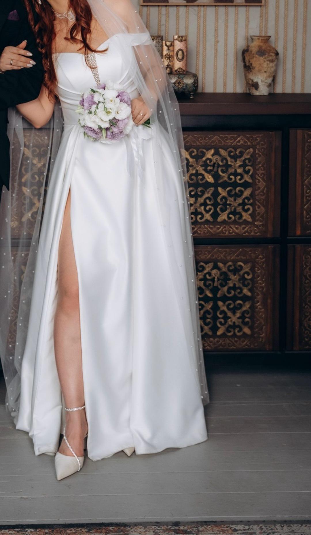 Available By Angela Fashion Свадебное платье с открытыми плечами и разрезом — фото 2