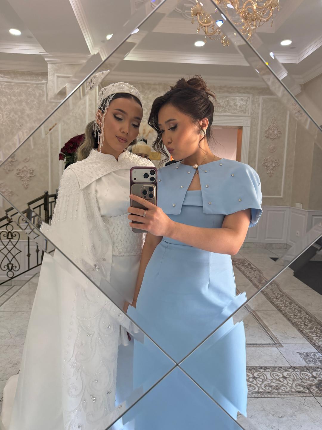 Нет бренда Голубое платье с накидкой и декором — фото 2