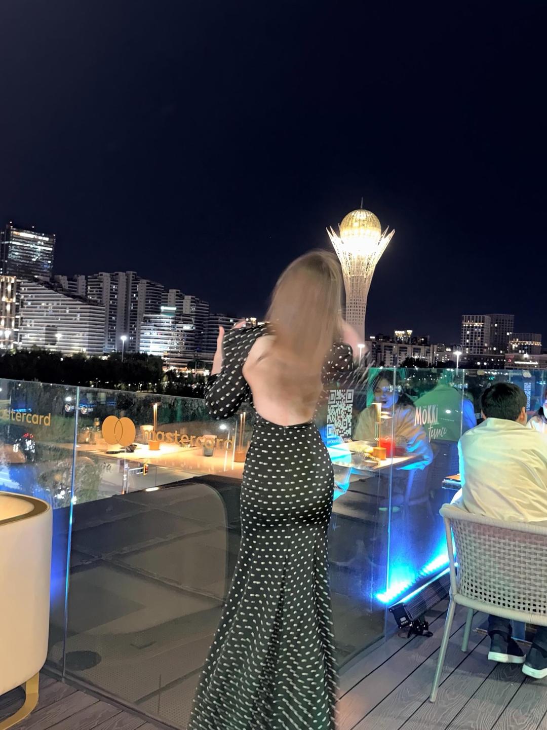 delin.astana Платье макси с открытой спиной в горошек — фото 2
