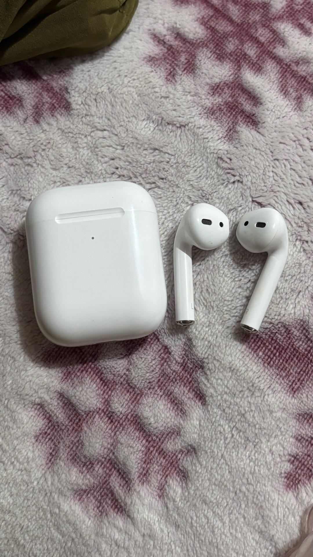 Наушники AirPods вместе с чехлом — фото 2