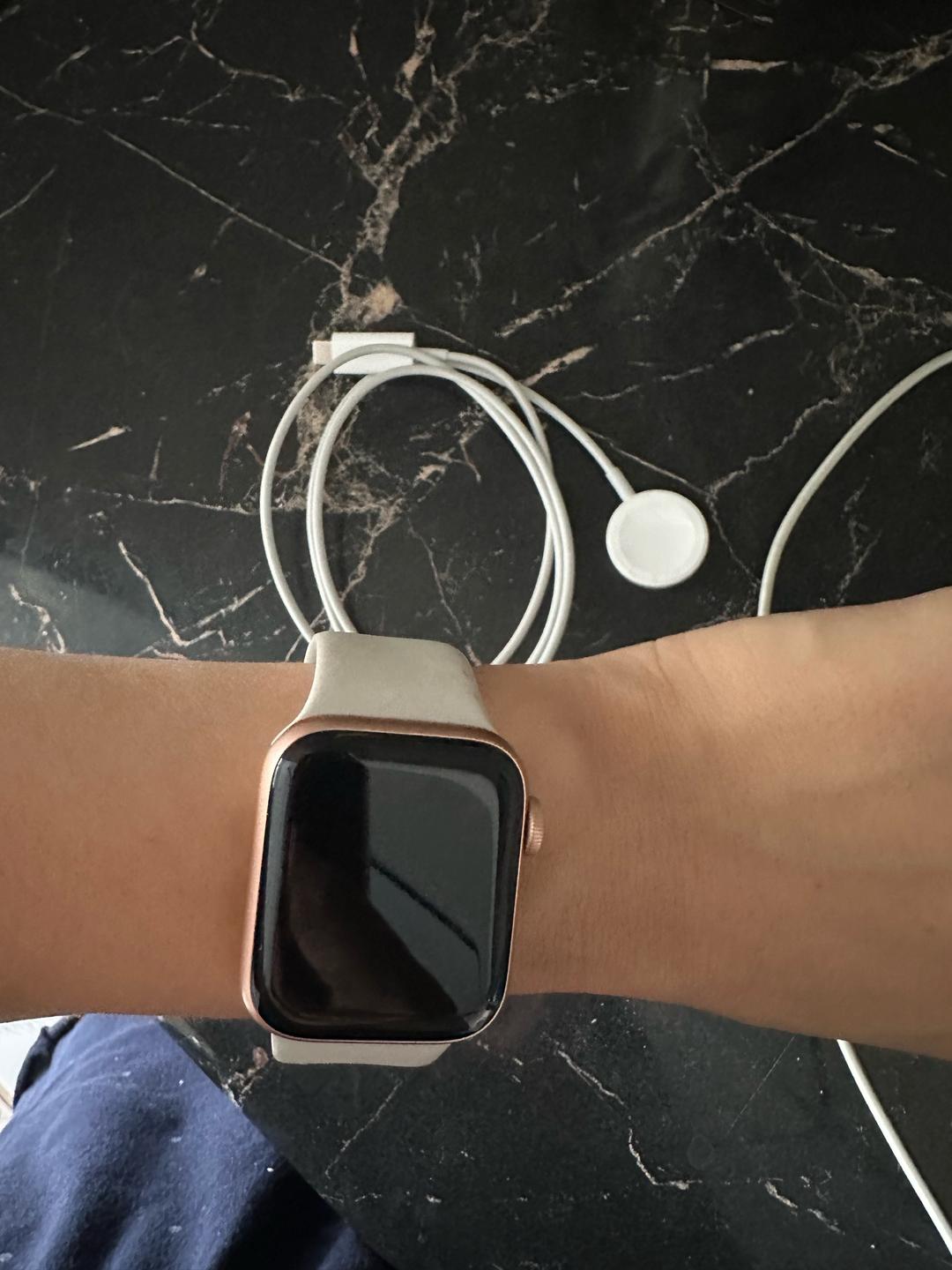 Apple Apple Watch оригинал серия Se, 40мм состояние аккумулятора 100% — фото 2