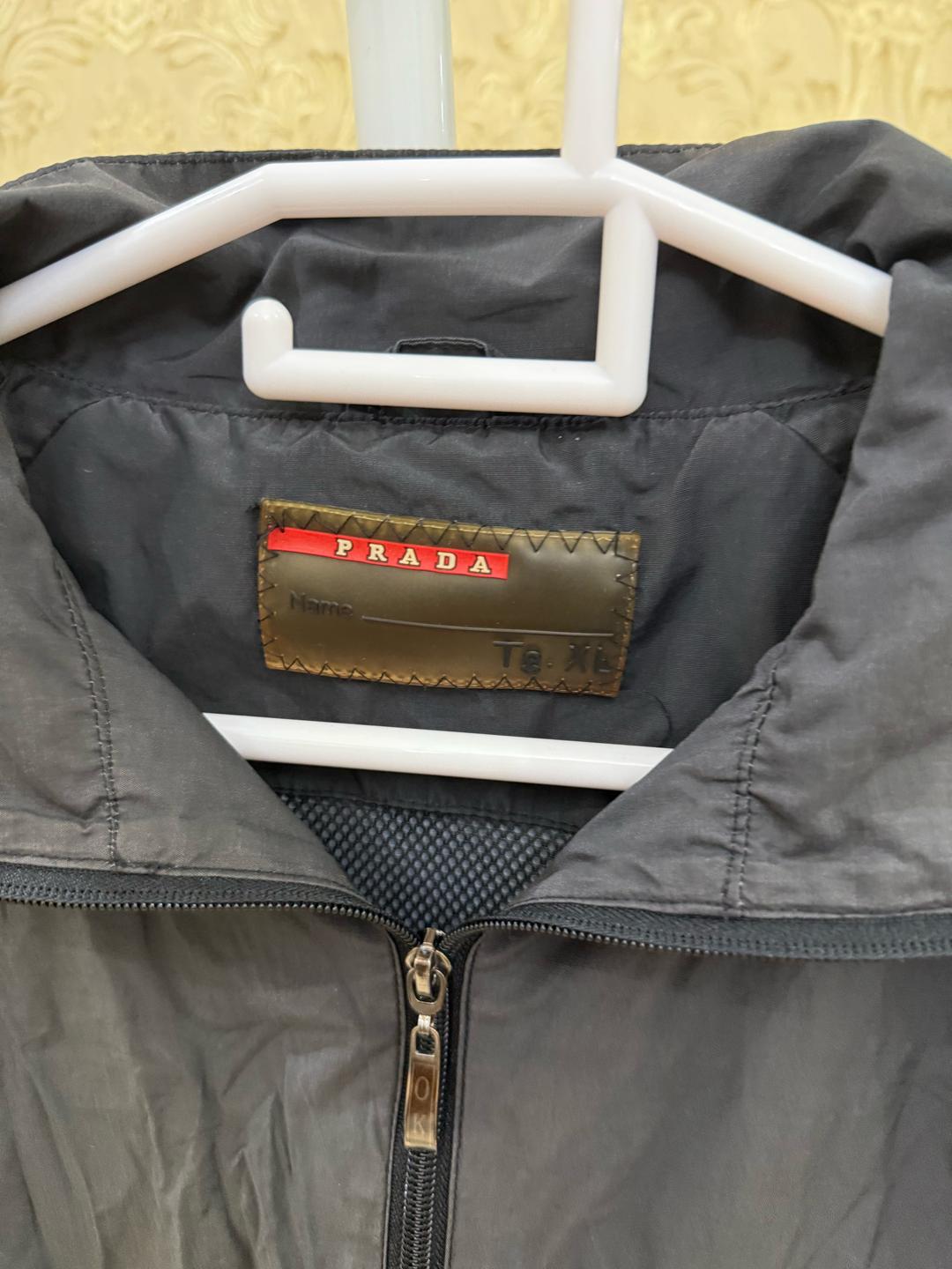Prada ветровка Prada из чёрного нейлона с фирменным красным ярлыком на рукаве. — фото 2