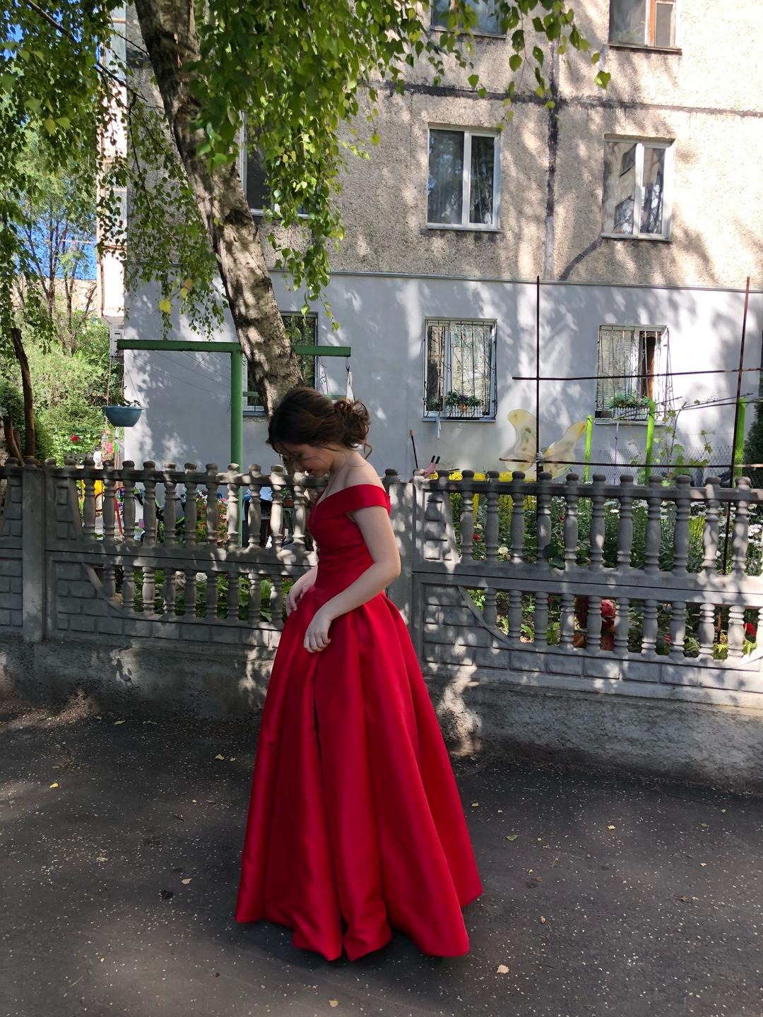 Нет бренда Красное вечернее платье в пол с открытыми плечами — фото 2