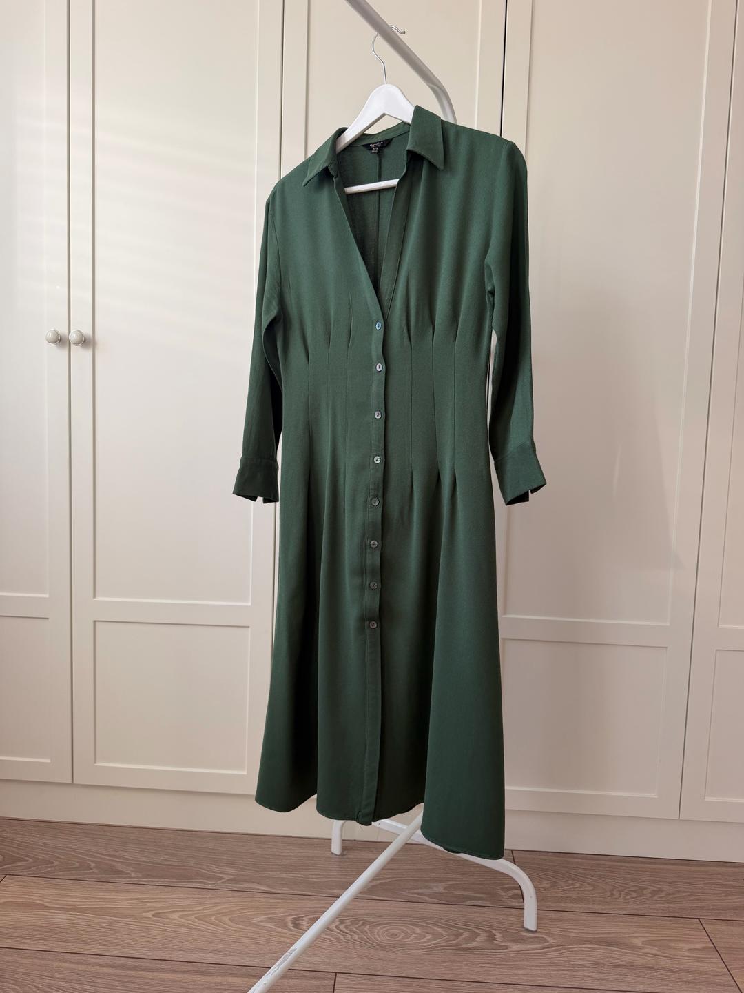 Massimo Dutti Платье миди Massimo Dutti зеленое с пуговицами и защипами на талии — фото 2