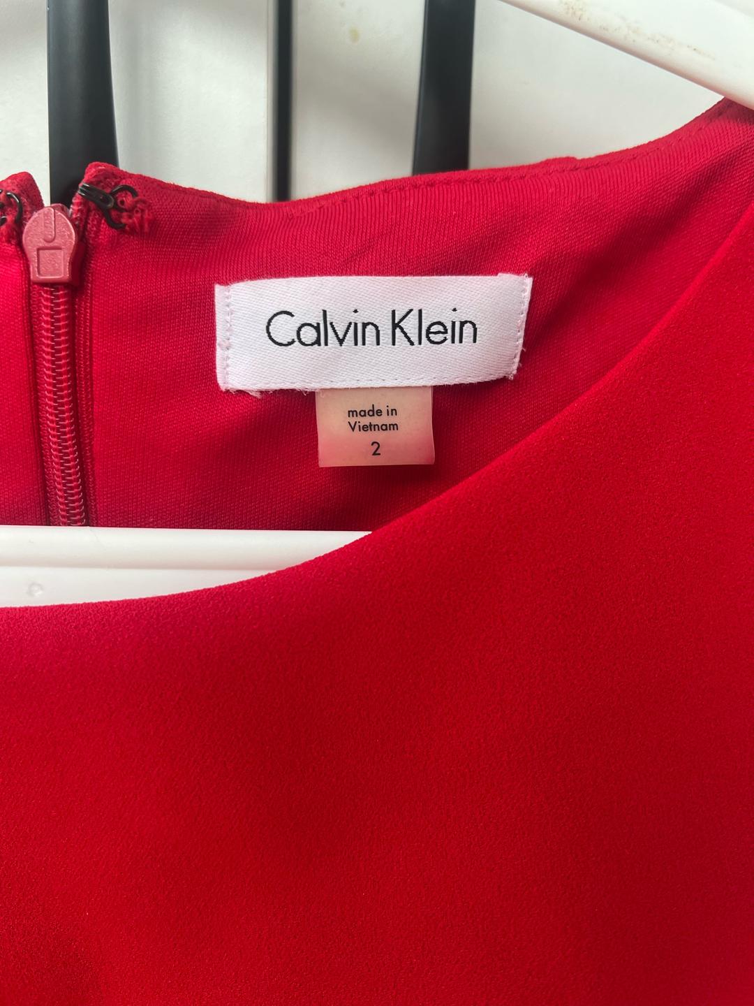 Calvin Klein Элегантное красное платье Calvin Klein с драпировкой — фото 2