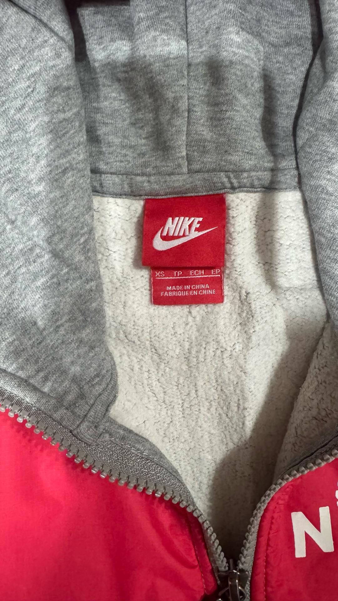 Nike Это женская/подростковая ветровка-толстовка Nike с капюшоном. — фото 2