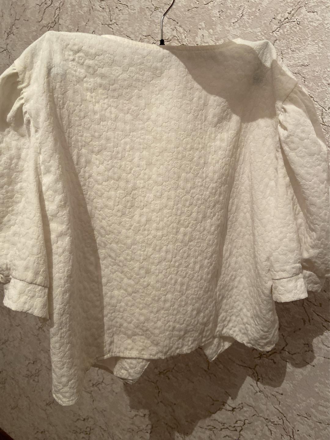 Блуза фактурная с объемными рукавами — фото 2