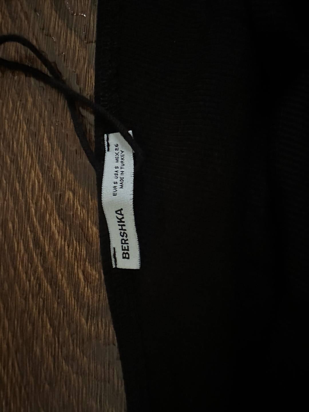 Bershka черное платье bershka с открытыми плечами и сборкой на бедрах — фото 2