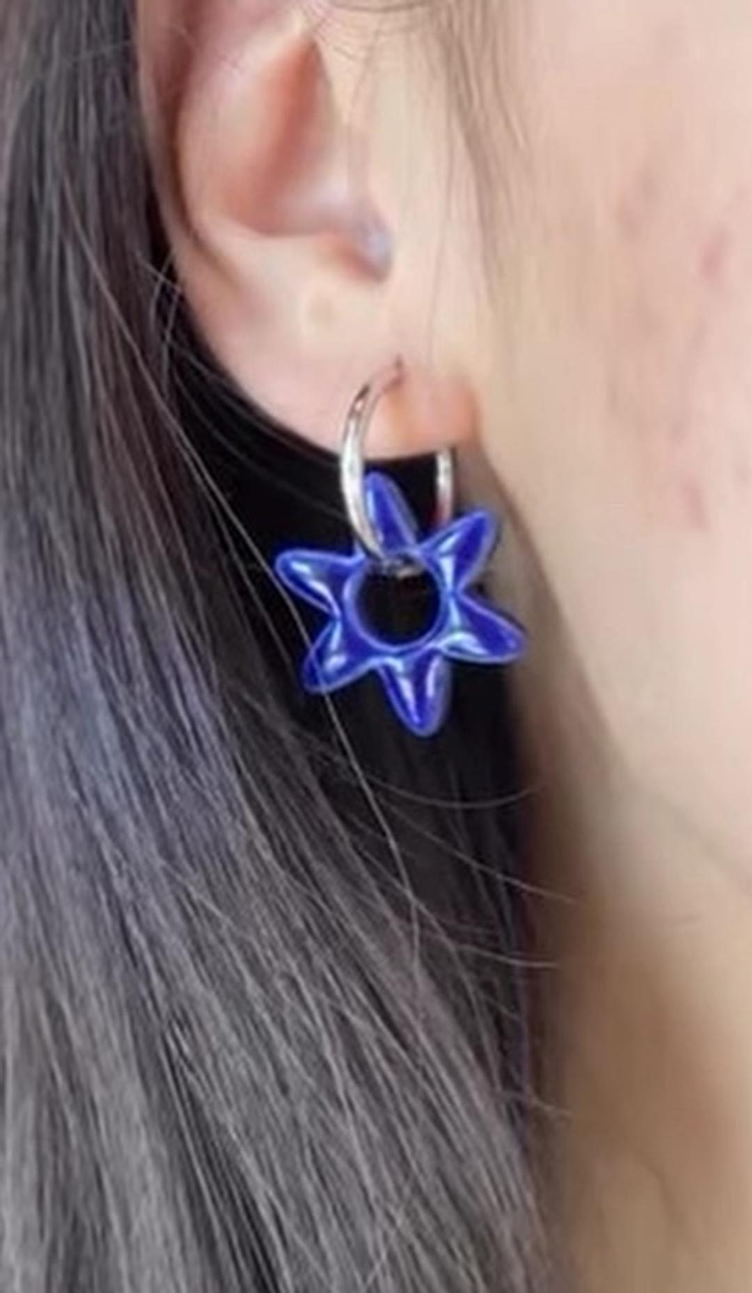 Handmade (ручная работа) Серьги-кольца с подвеской в виде цветка — фото 2