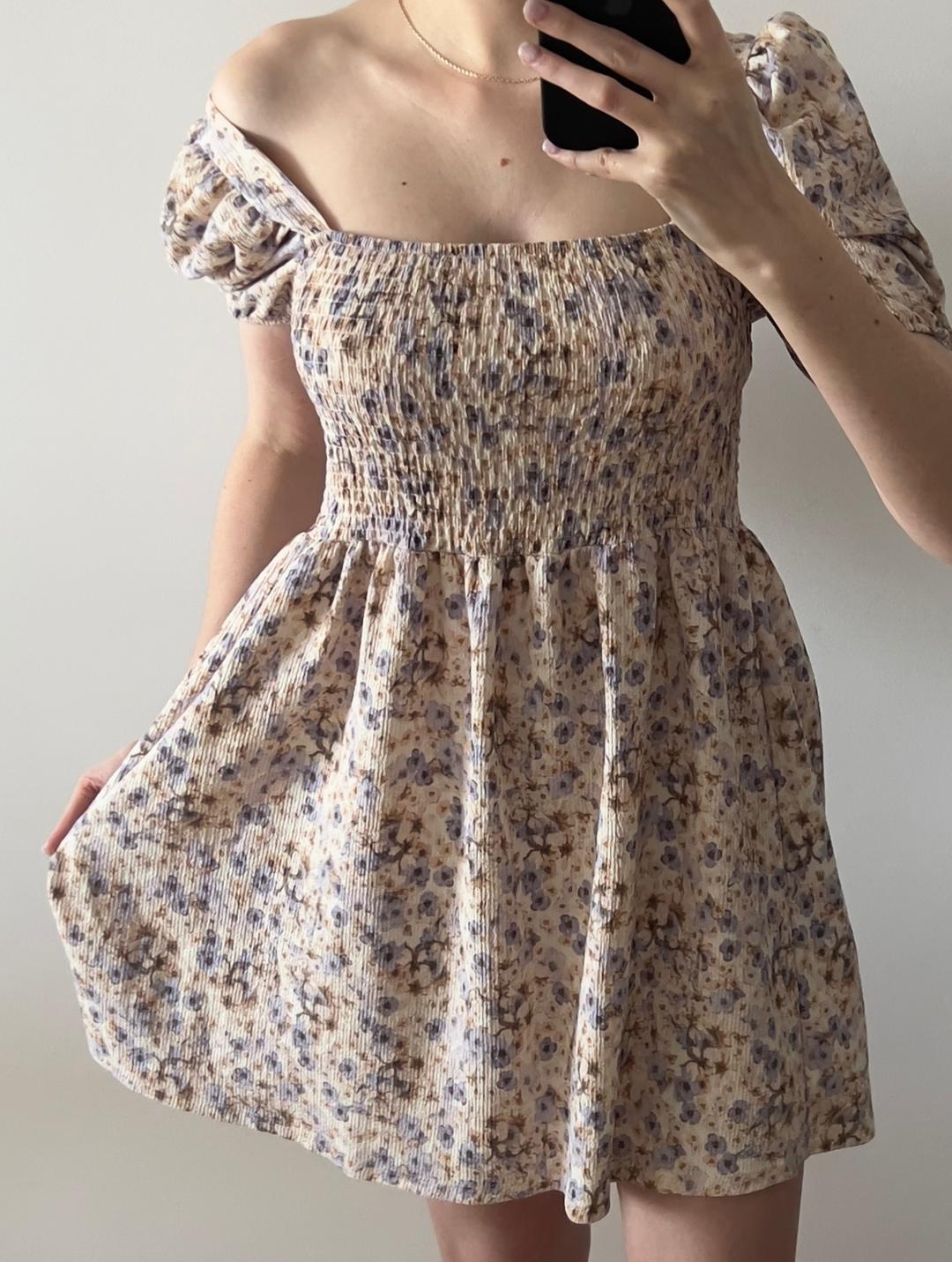 H&M Платье мини с цветочным принтом и сборкой на талии — фото 2