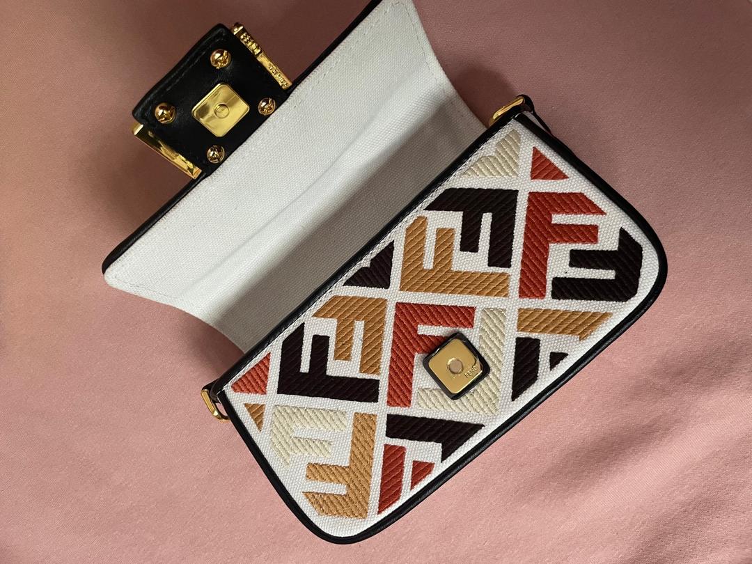 Нет бренда Fendi — фото 2
