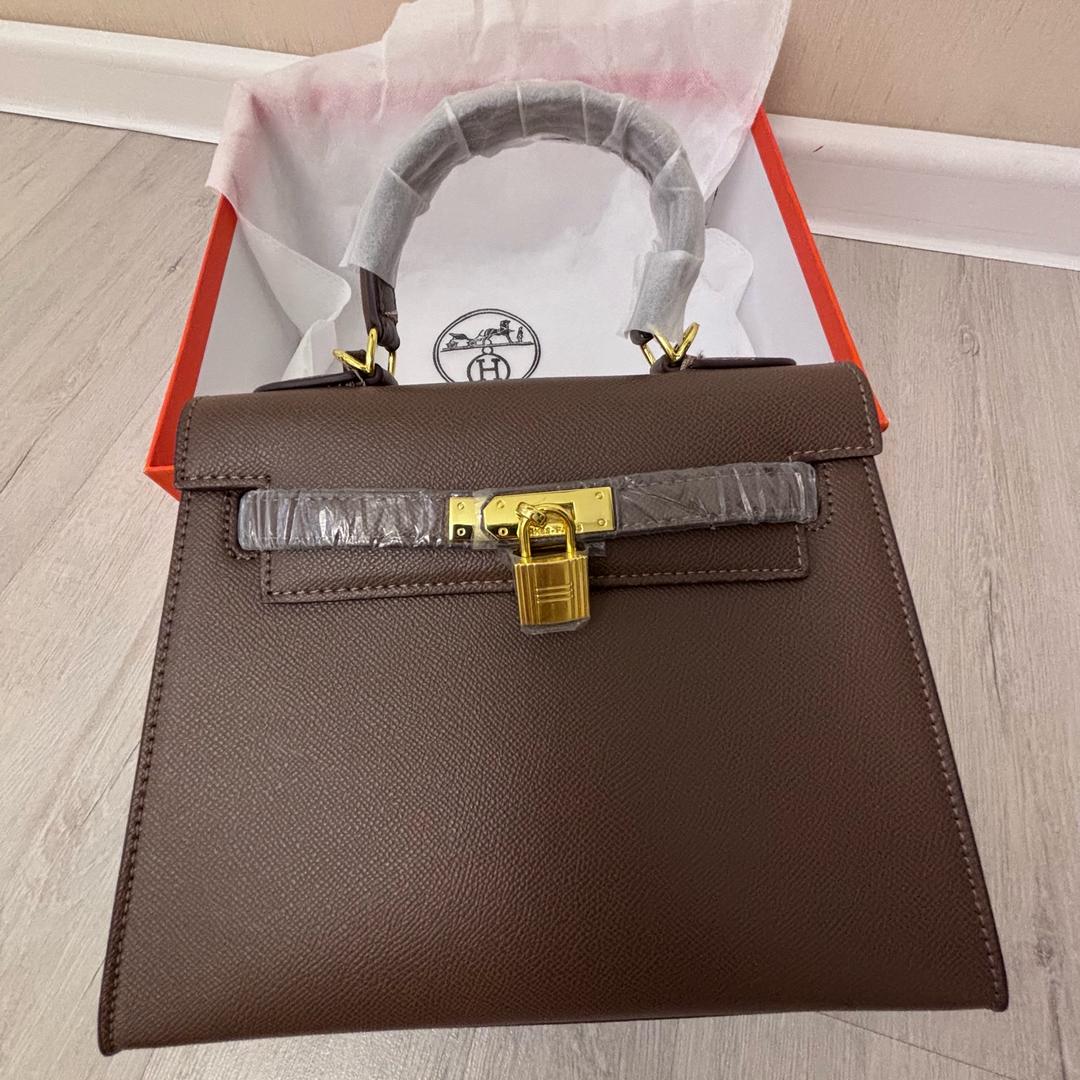 Hermès Стильная сумка Hermes коричневого цвета с золотистой фурнитурой. — фото 2