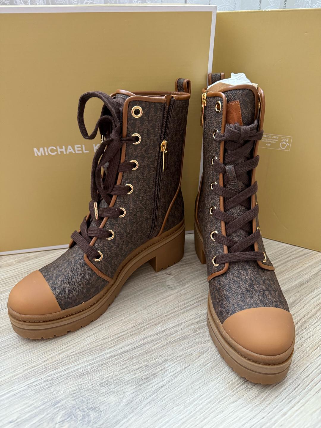 Michael Kors Ботинки Michael Kors коричневые с бежевым носком — фото 2