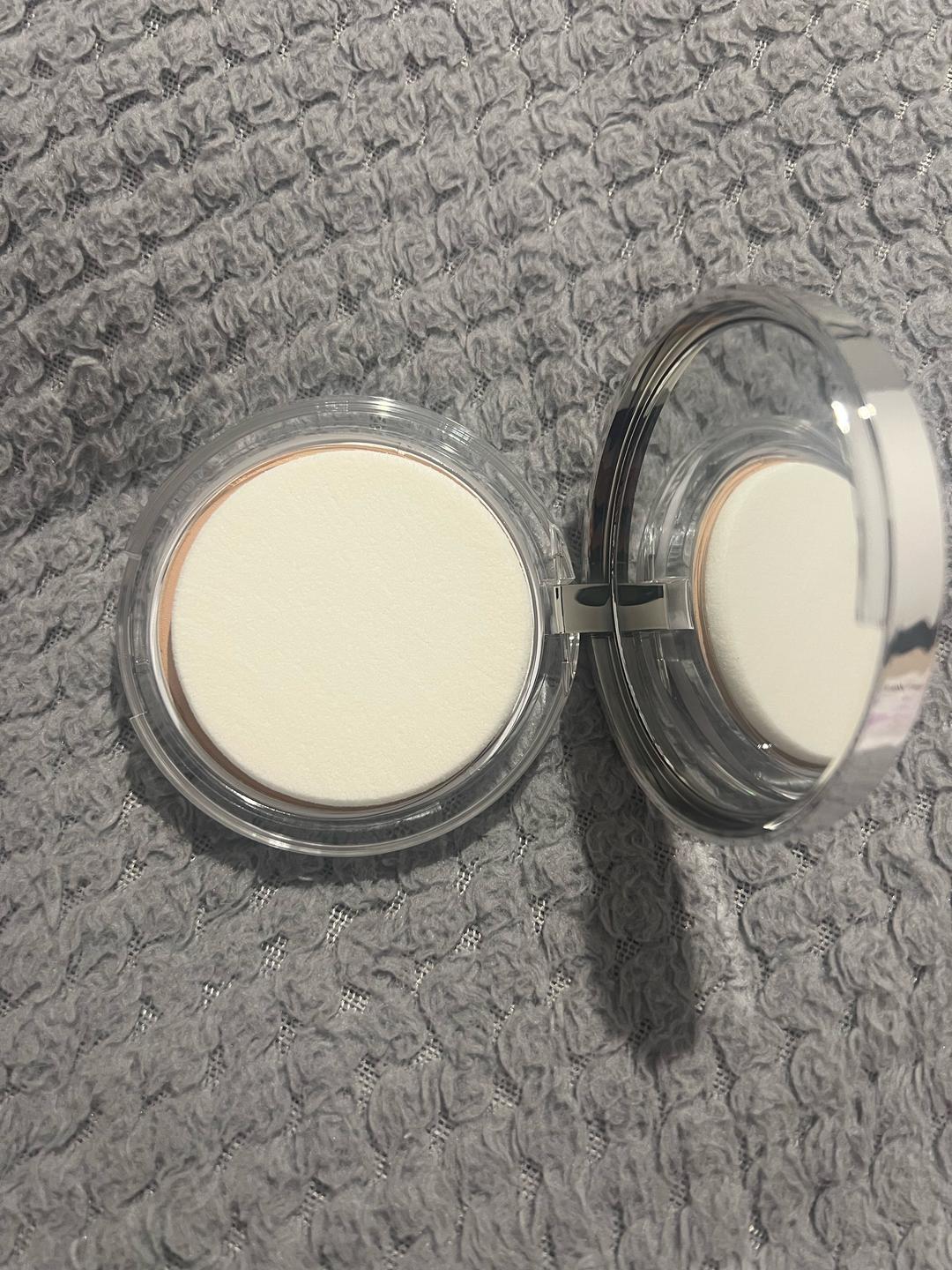 Clinique Компактная пудра Clinique Almost Powder Makeup SPF 15 в оттенке 03 Light (MF). — фото 2