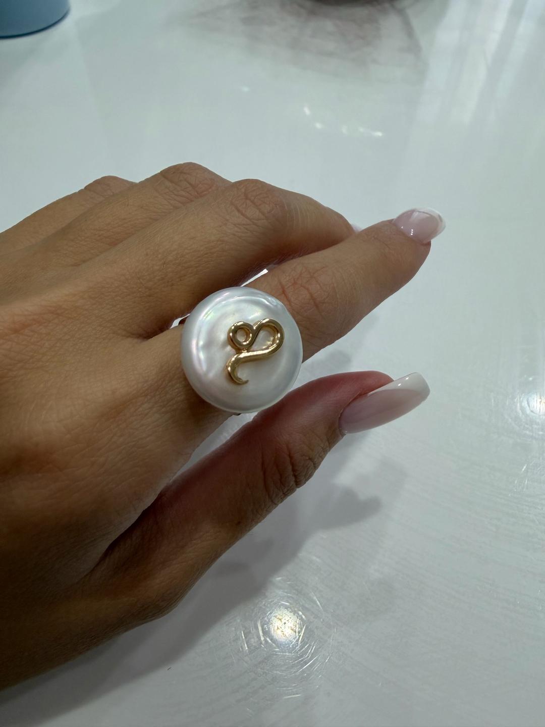 Moon Collection Кольцо со знаком зодиака лев и искусственной жемчужиной — фото 2