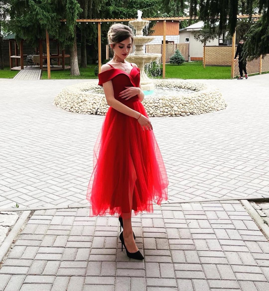 Нет бренда Вечернее платье с открытыми плечами и фатиновой юбкой — фото 2